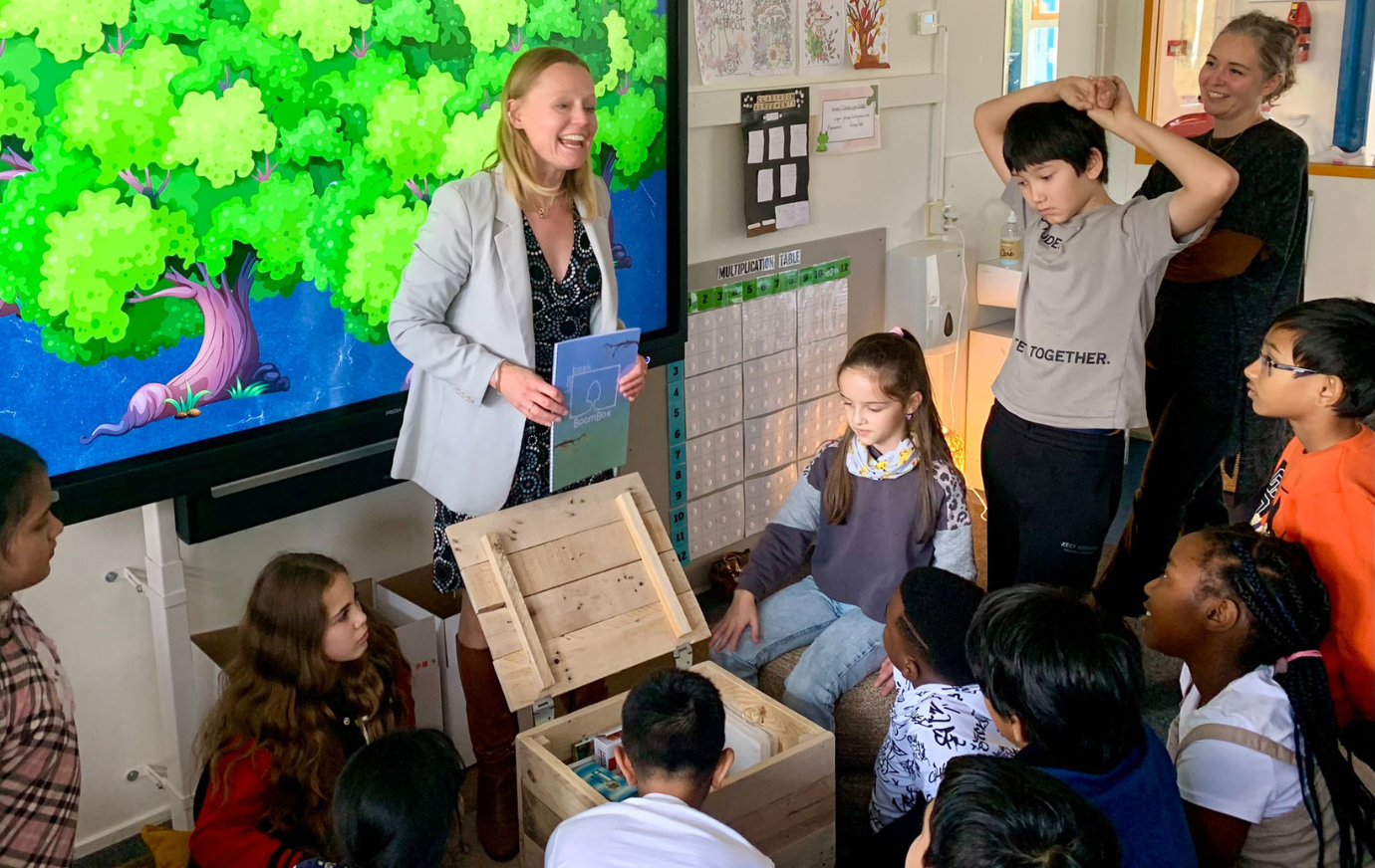 Wethouder Floor Gordon Overhandigt Eerste Boombox Aan Leerlingen Amstelland International School