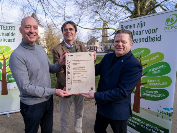 Zwolle Ontvangt Eerste Wereldwijde Certificaat Voor Bomen Buiten Het Bos