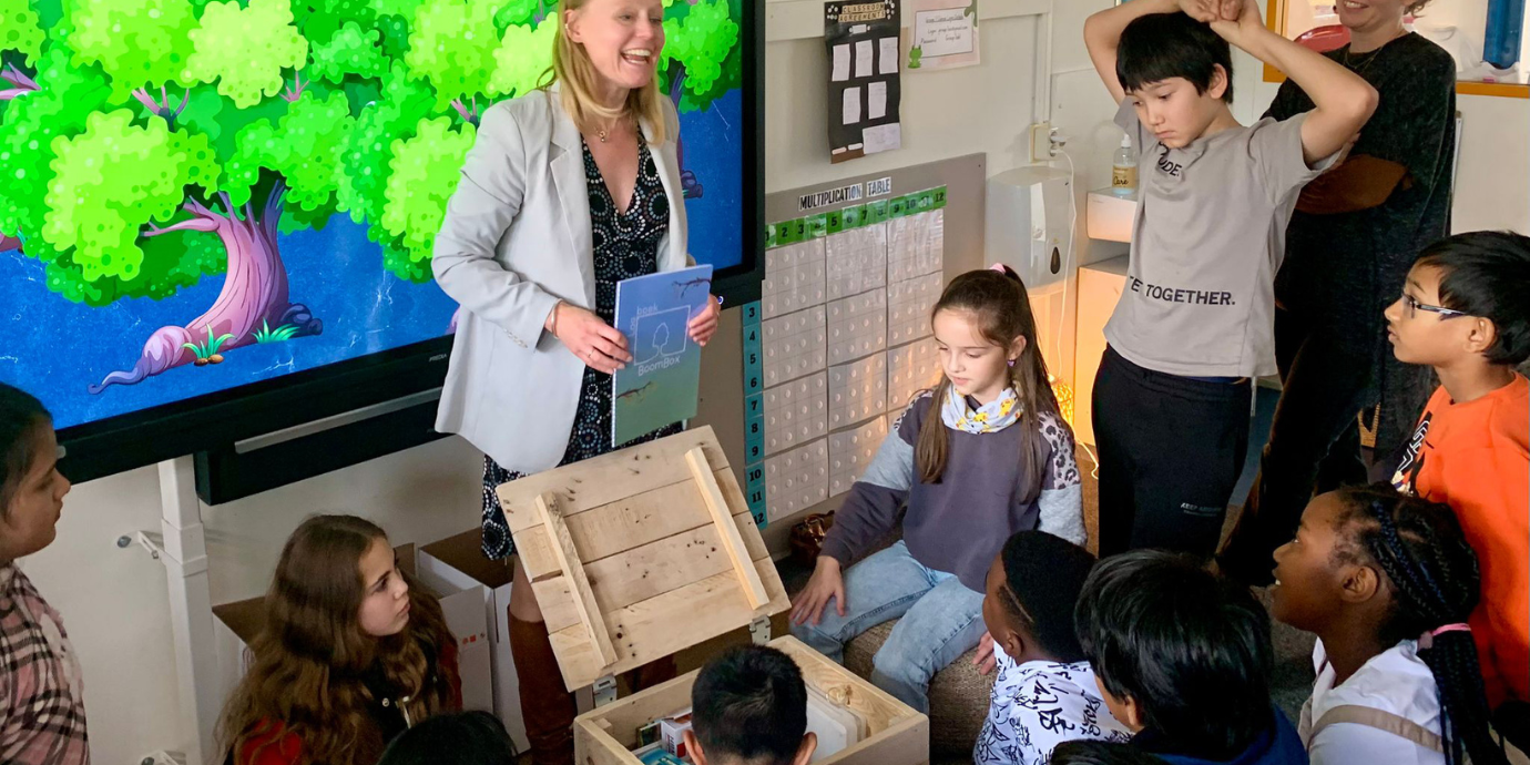 Wethouder Floor Gordon Overhandigt Eerste Boombox Aan Leerlingen Amstelland International School